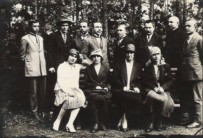 Kunigas Juozapas Mineikis (antras iš dešinės) su joniškėliečiais parke